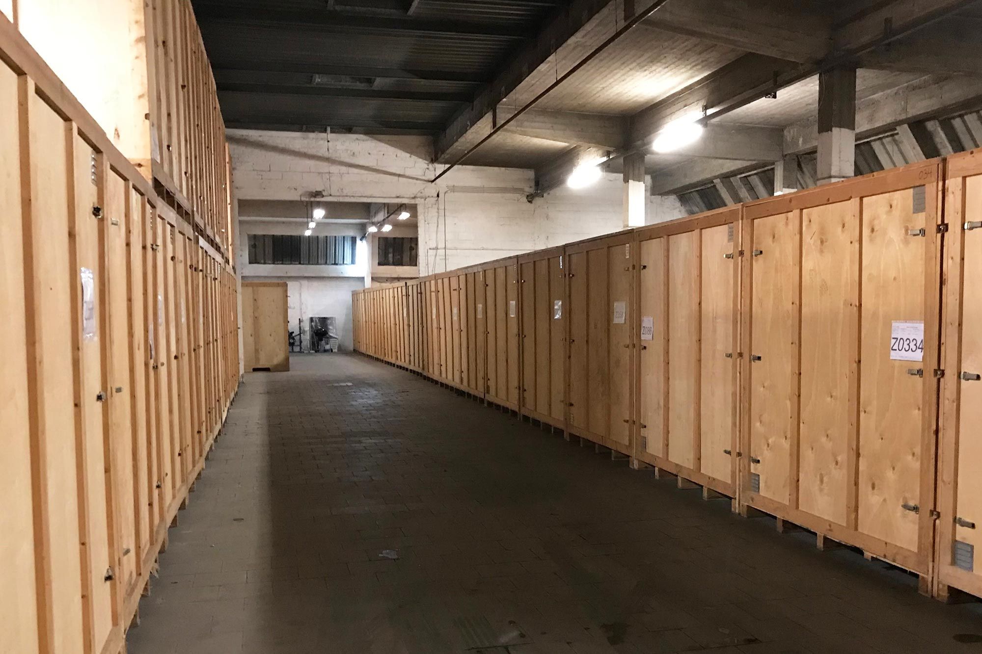 Longue allée de box en bois dans l'entrepôt Euro Renting Box