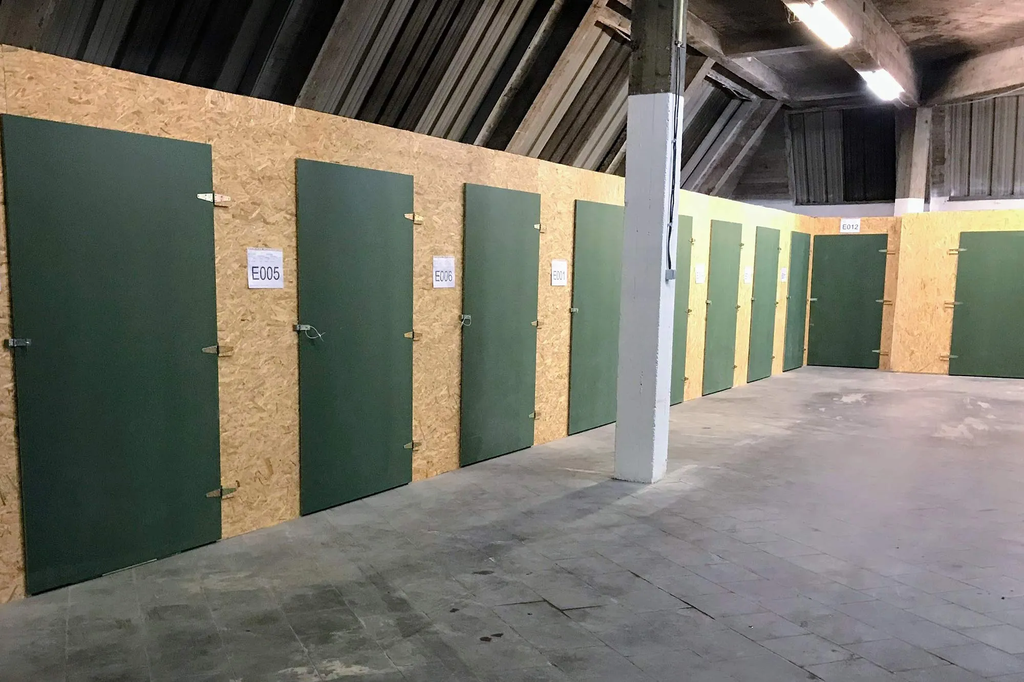 Box à portes vertes alignés dans l'entrepôt