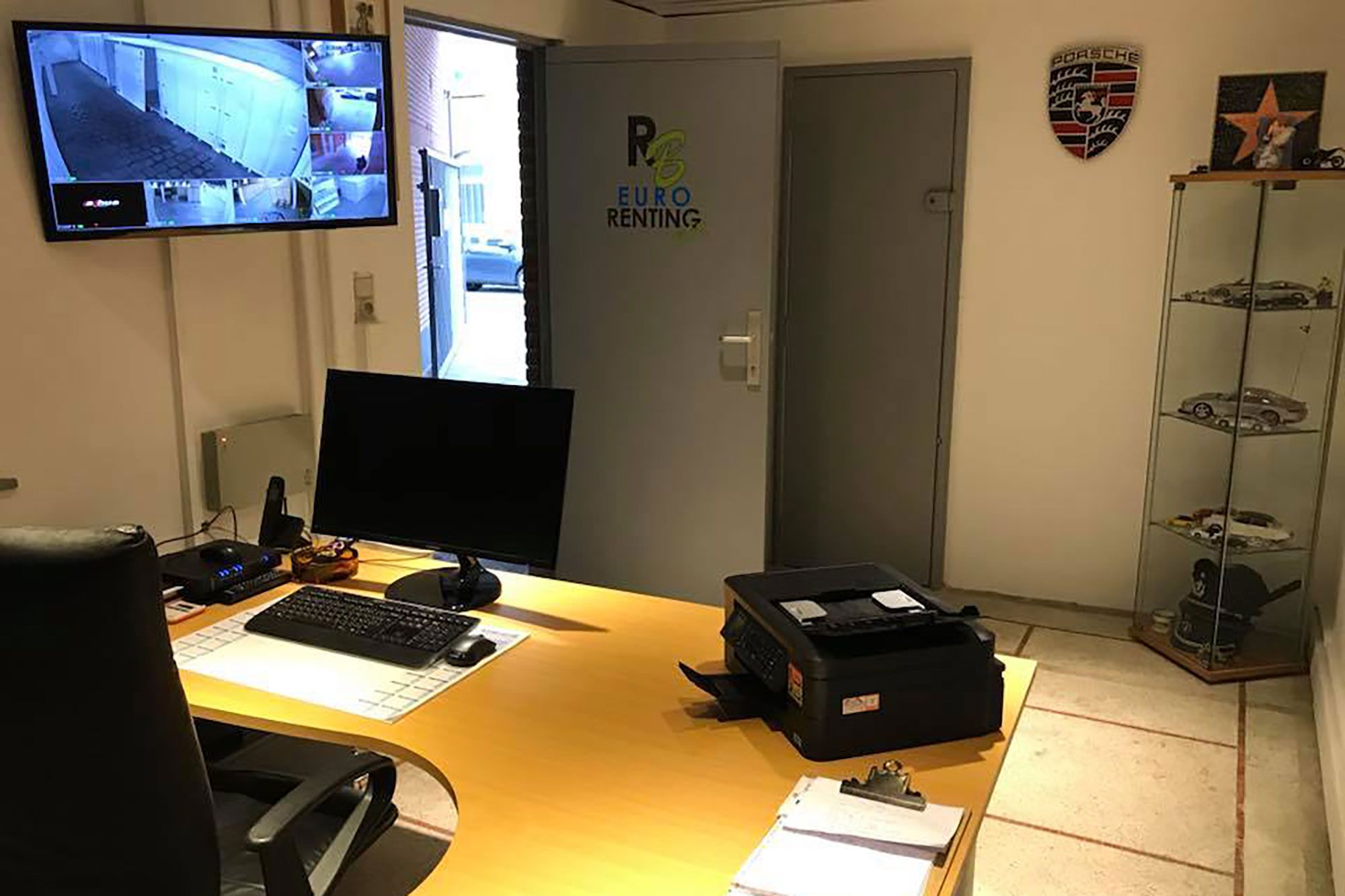 Bureau d'accueil Euro Renting Box avec l'écran de vidéosurveillance de l'entrepôt