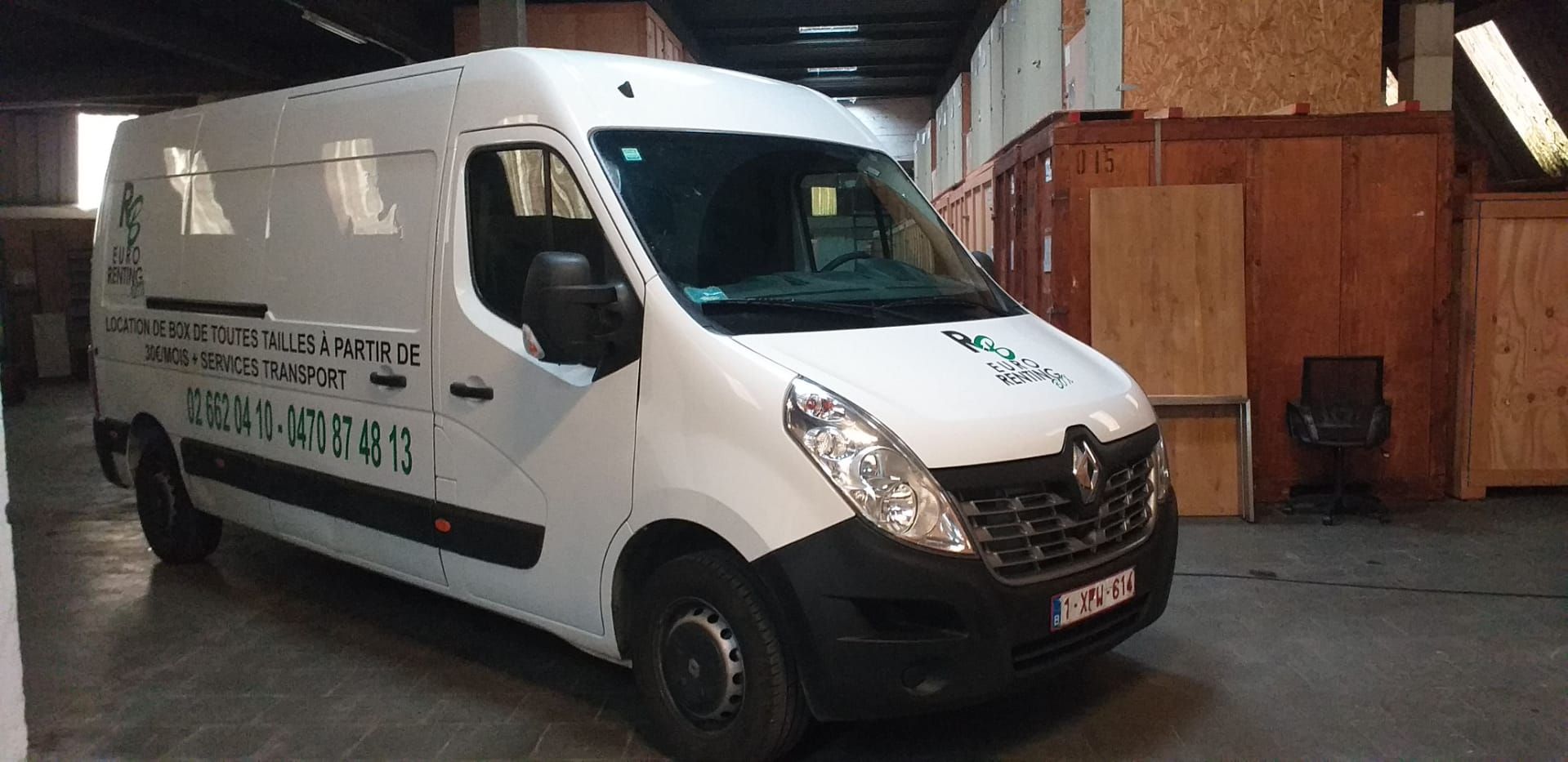 Camionnette Euro Renting Box garée dans l'entrepôt