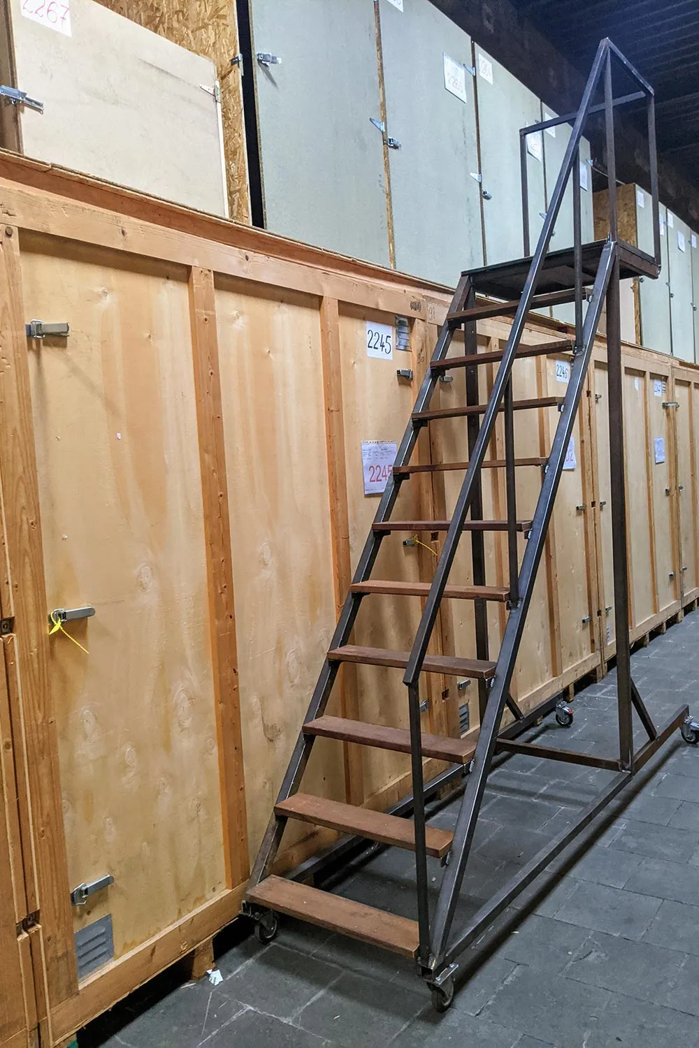 Escalier d'accès aux box du niveau supérieur