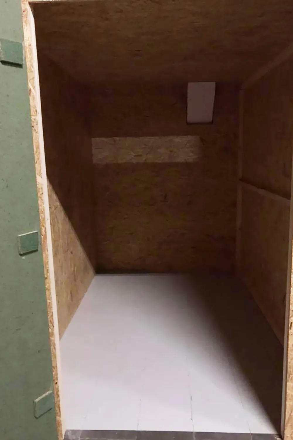 Intérieur d'un box vide, prêt à être rempli