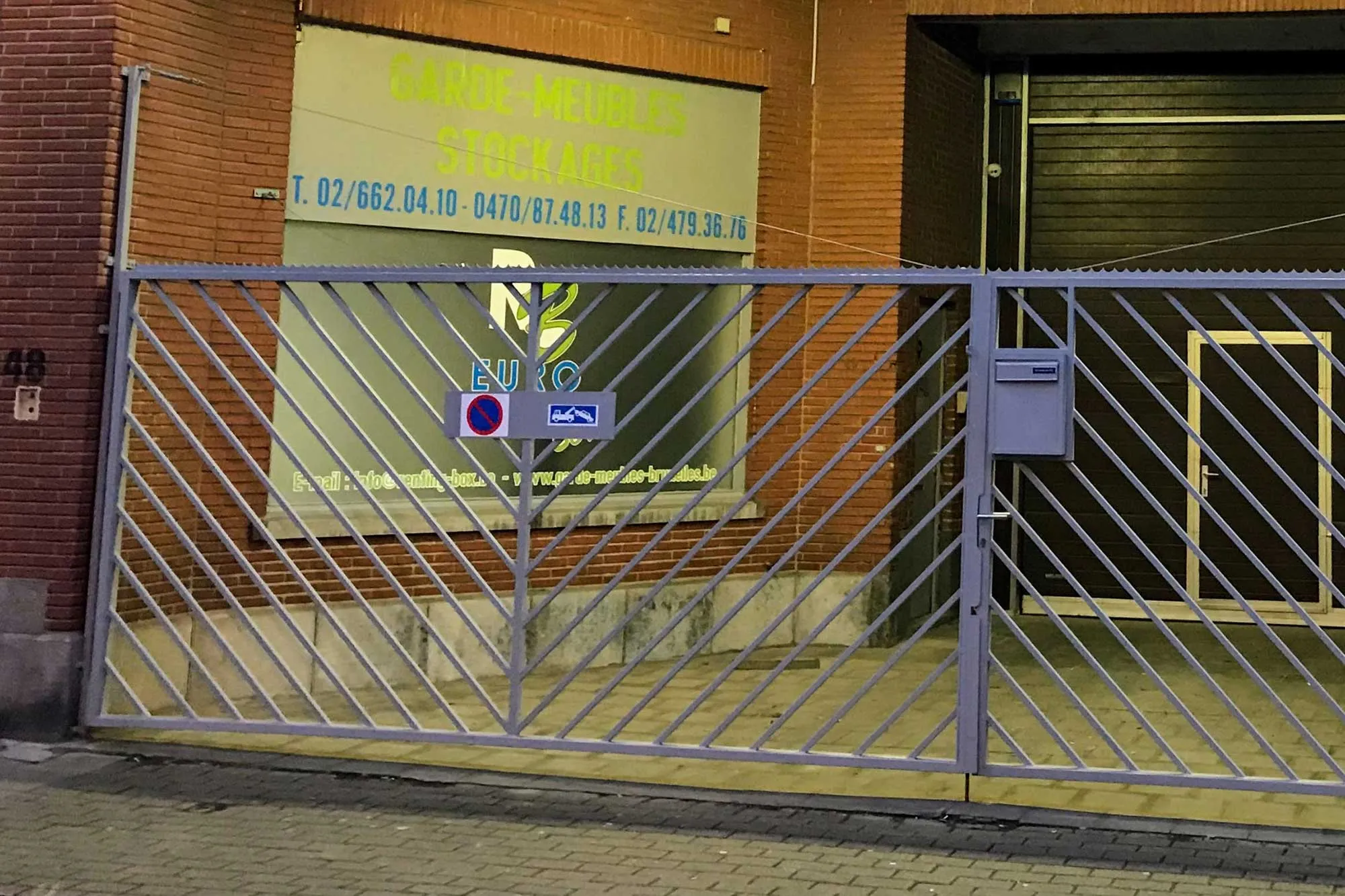Portail fermé de l'entrepôt au 48 rue Auguste De Boeck, à Evere