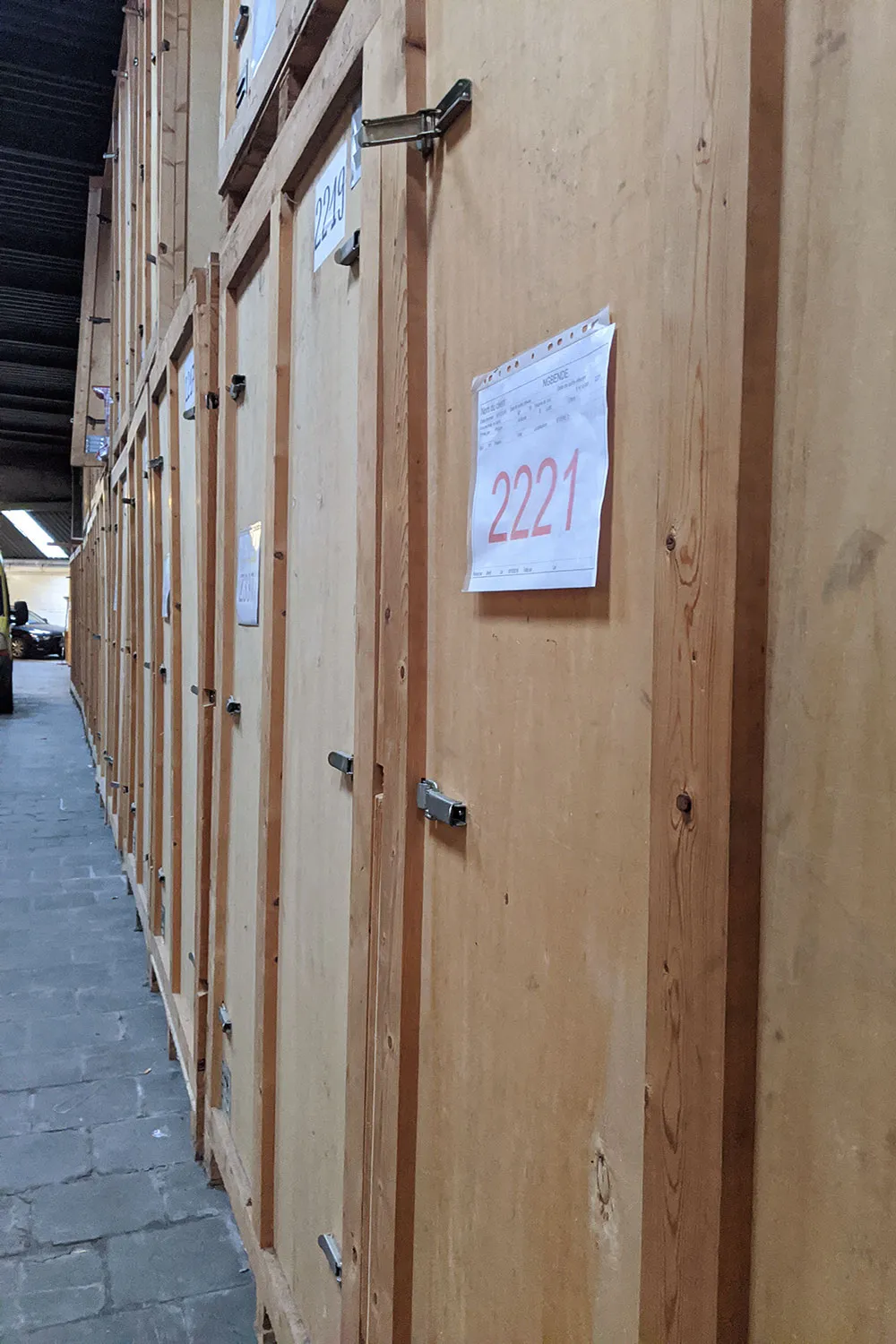 Porte de box en bois avec son numéro